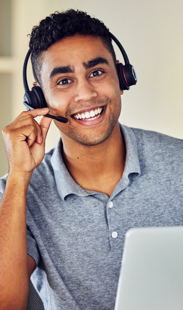 Omnichannel_travel_experience_happy_male_agent_headphone